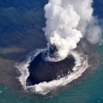 Около японских островов началось извержение подводного вулкана